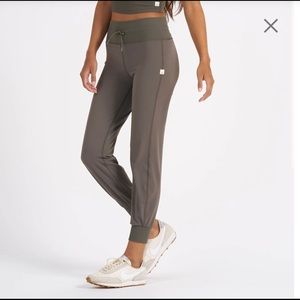 Vuori daily jogger in Oregano